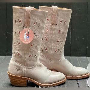 Like new!Frye vintage pull on cowgirl boots